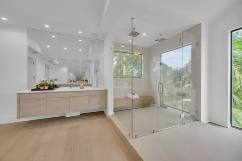 Bath - 19175 W Riverside Dr, Tequesta, FL 33469 photo 5 of 11