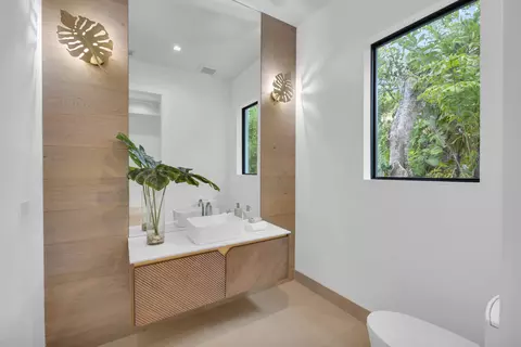Bath - 19175 W Riverside Dr, Tequesta, FL 33469 photo 2 of 11