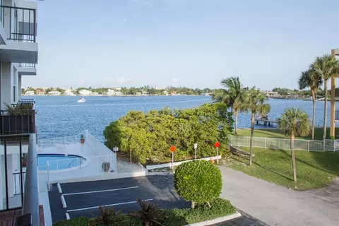 301 Croton Ave #303, Lantana, FL 33462