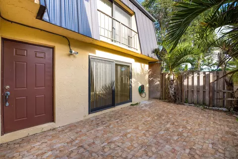 2471 Waterside Dr, Lake Worth, FL 33461