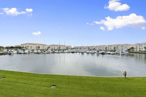 11 Harbour Isle Dr W #206, Fort Pierce, FL 34949