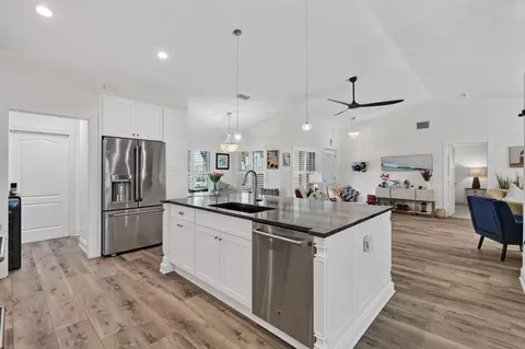Kitchen - 252 Coconut Pt, Jupiter, FL 33458 photo 6 of 8