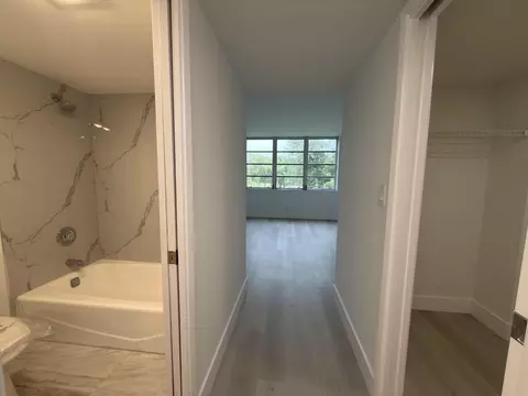 Entry Way - 625 Oaks Dr #305, Pompano Beach, FL 33069 photo 1 of 6