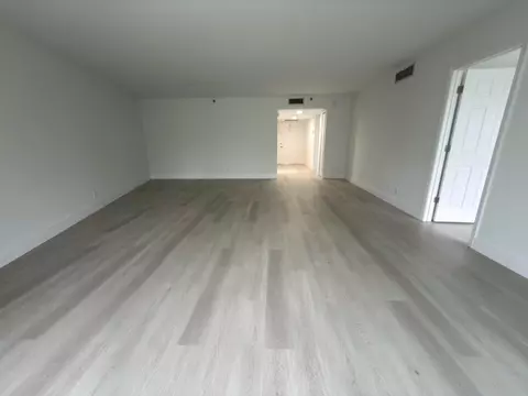 Living - 625 Oaks Dr #305, Pompano Beach, FL 33069 photo 2 of 5