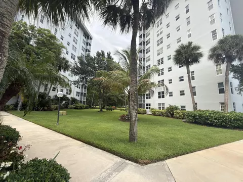 Exterior - 625 Oaks Dr #305, Pompano Beach, FL 33069 photo 6 of 11