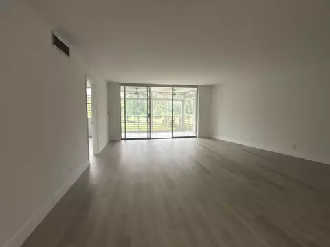 Living - 625 Oaks Dr #305, Pompano Beach, FL 33069 photo 1 of 5