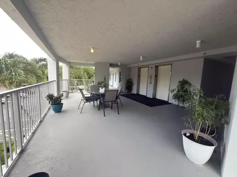 Exterior - 625 Oaks Dr #305, Pompano Beach, FL 33069 photo 2 of 11
