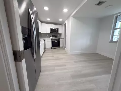 625 Oaks Dr #305, Pompano Beach, FL 33069