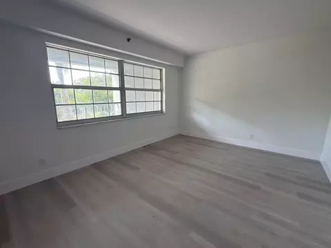 Living - 625 Oaks Dr #305, Pompano Beach, FL 33069 photo 3 of 5