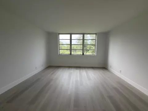 Living - 625 Oaks Dr #305, Pompano Beach, FL 33069 photo 5 of 5