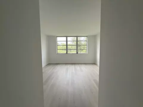 Living - 625 Oaks Dr #305, Pompano Beach, FL 33069 photo 4 of 5