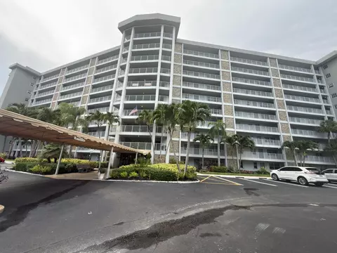 Exterior - 625 Oaks Dr #305, Pompano Beach, FL 33069 photo 5 of 11