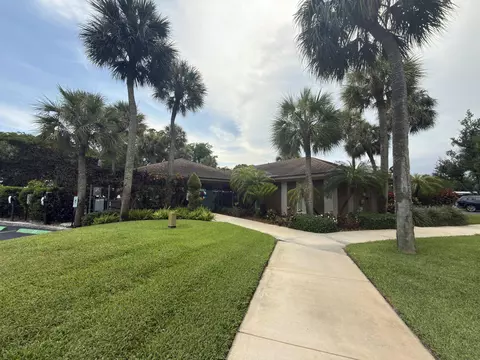 Exterior - 625 Oaks Dr #305, Pompano Beach, FL 33069 photo 7 of 11
