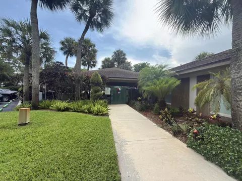 Exterior - 625 Oaks Dr #305, Pompano Beach, FL 33069 photo 9 of 11