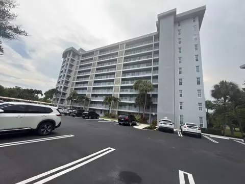 Exterior - 625 Oaks Dr #305, Pompano Beach, FL 33069 photo 4 of 11