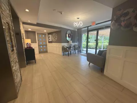 Entry Way - 625 Oaks Dr #305, Pompano Beach, FL 33069 photo 4 of 6