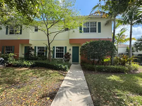 Exterior - 749 SW 3rd Ave, Pompano Beach, FL 33060 photo 3 of 5