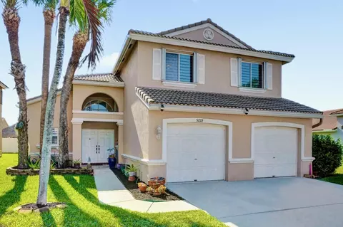 5222 Prairie Dunes Village Cir, Lake Worth, FL 33463