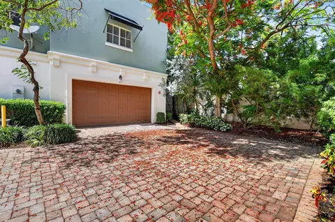 27 NW Hawthorne Pl, Boca Raton, FL 33432