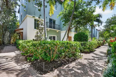 27 NW Hawthorne Pl, Boca Raton, FL 33432