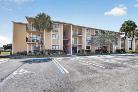 300 Palm Cir W #106, Pembroke Pines, FL 33025