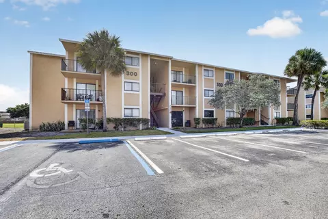 300 Palm Cir W #106, Pembroke Pines, FL 33025