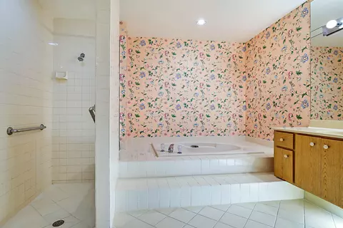 Bath - 137 Seashore Dr, Jupiter, FL 33477 photo 2 of 3