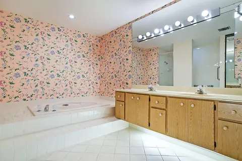 Bath - 137 Seashore Dr, Jupiter, FL 33477 photo 1 of 3