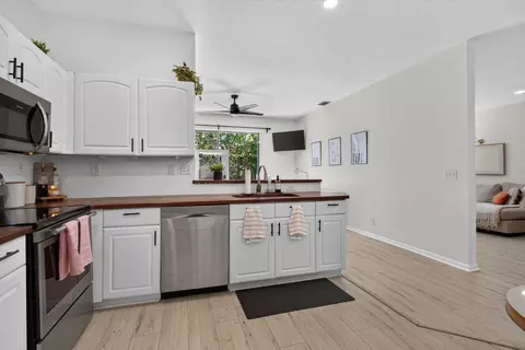 Kitchen - 5809 Eagle Cay Ln, Coconut Creek, FL 33073 photo 3 of 4
