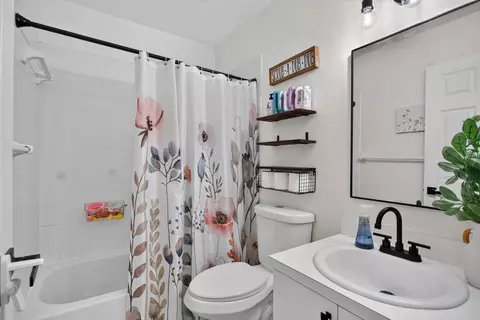 Bath - 5809 Eagle Cay Ln, Coconut Creek, FL 33073 photo 4 of 6