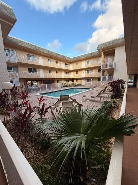 7910 Taft St #109, Pembroke Pines, FL 33024