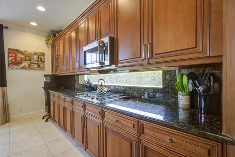 Kitchen - 4040 NE 25th Ave, Lighthouse Point, FL 33064 photo 2 of 3