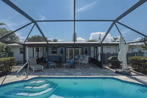 Exterior - 1252 SE Madison Ave, Stuart, FL 34996 photo 13 of 17
