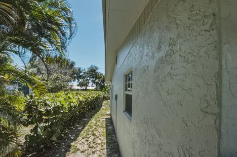 Exterior - 1252 SE Madison Ave, Stuart, FL 34996 photo 8 of 17