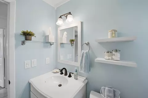 Bath - 1252 SE Madison Ave, Stuart, FL 34996 photo 4 of 6