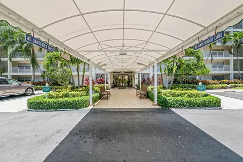 3510 Oaks Way #406, Pompano Beach, FL 33069