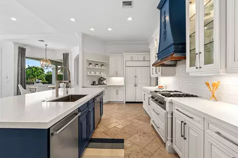 Kitchen - 2320 NE 34th Ct, Lighthouse Point, FL 33064 photo 6 of 7