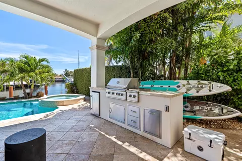 Kitchen - 2320 NE 34th Ct, Lighthouse Point, FL 33064 photo 7 of 7