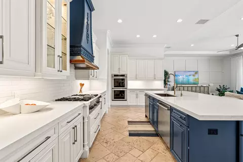 Kitchen - 2320 NE 34th Ct, Lighthouse Point, FL 33064 photo 2 of 7