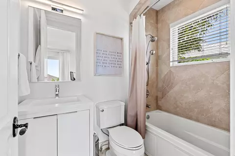 Bath - 2320 NE 34th Ct, Lighthouse Point, FL 33064 photo 4 of 6