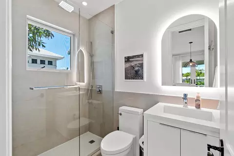 Bath - 2320 NE 34th Ct, Lighthouse Point, FL 33064 photo 6 of 6
