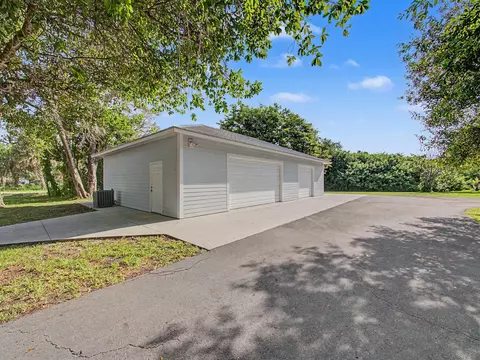 5625 SE Ault Ave, Stuart, FL 34997 photo 4