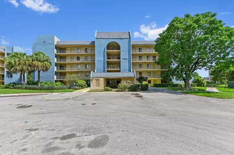 2828 Tennis Club Dr # 202, West Palm Beach, FL 33417