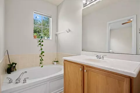 Bath - 335 E Thatch Palm Cir #104, Jupiter, FL 33458 photo 2 of 3