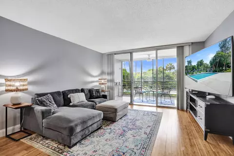 4200 Oaks Ter #203, Pompano Beach, FL 33069