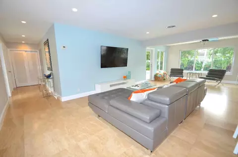Living - 2060 Coco Palm Pl, Pompano Beach, FL 33062 photo 2 of 4