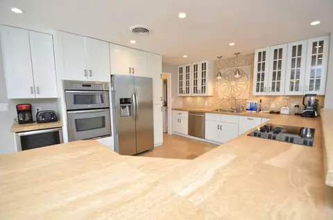 Kitchen - 2060 Coco Palm Pl, Pompano Beach, FL 33062 photo 3 of 4