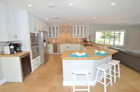 Kitchen - 2060 Coco Palm Pl, Pompano Beach, FL 33062 photo 2 of 4