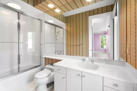 Bath - 6841 SE Harbor Cir, Stuart, FL 34996 photo 8 of 9