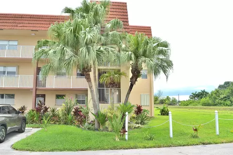 8841 Sunrise Lakes Blvd #112, Sunrise, FL 33322